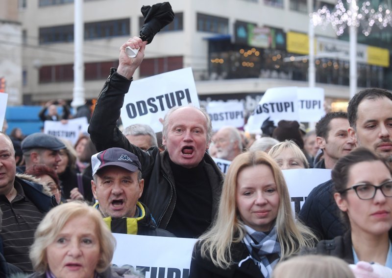 Stotine prosvjednika na glavnom zagrebačkom trgu poručilo Bandiću: 'Odstupi!'