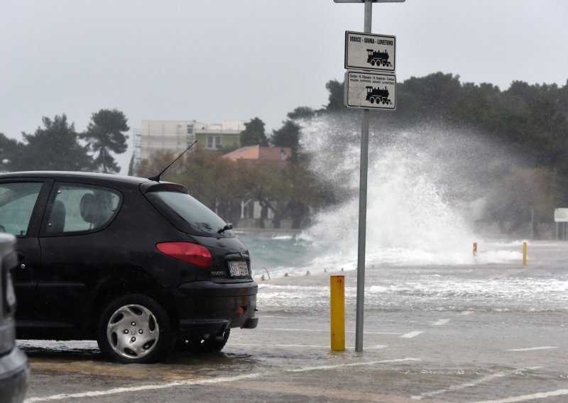 [FOTO] Ogromni valovi potopili vodičku rivu, problemi i u prometu