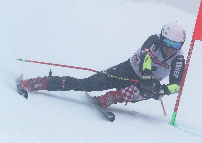 [VIDEO] Kakav propust organizatora; hrvatski skijaš Filip Zubčić zamalo stradao u drugoj vožnji