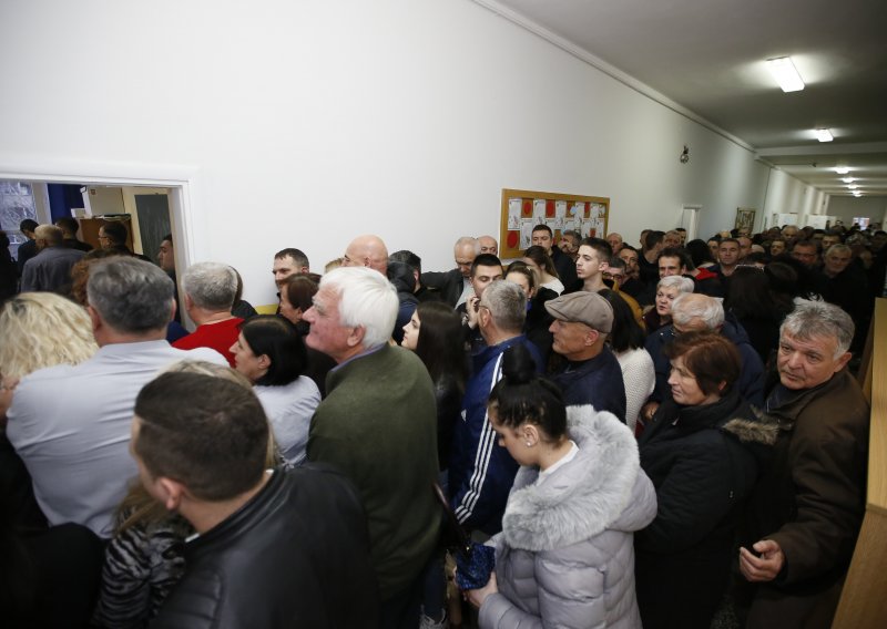 Javio se čovjek odgovoran za jutarnji kaos na biralištu u Mostaru, objasnio zašto je zaspao