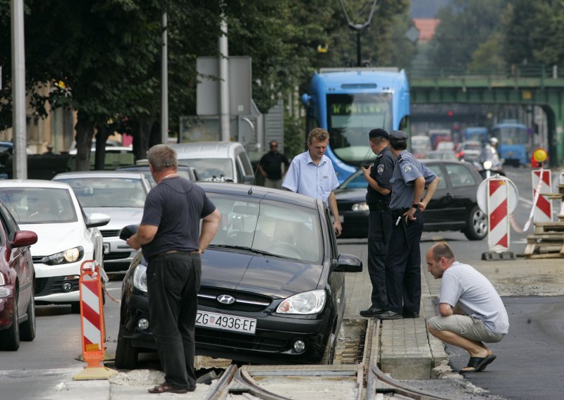 Autima opet zaglavili na raskopanoj pruzi