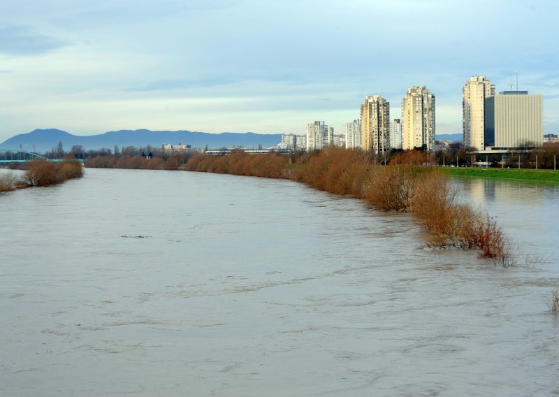 [FOTO/VIDEO] Sava se u Zagrebu izlila iz korita, aktivirana obrana od poplava