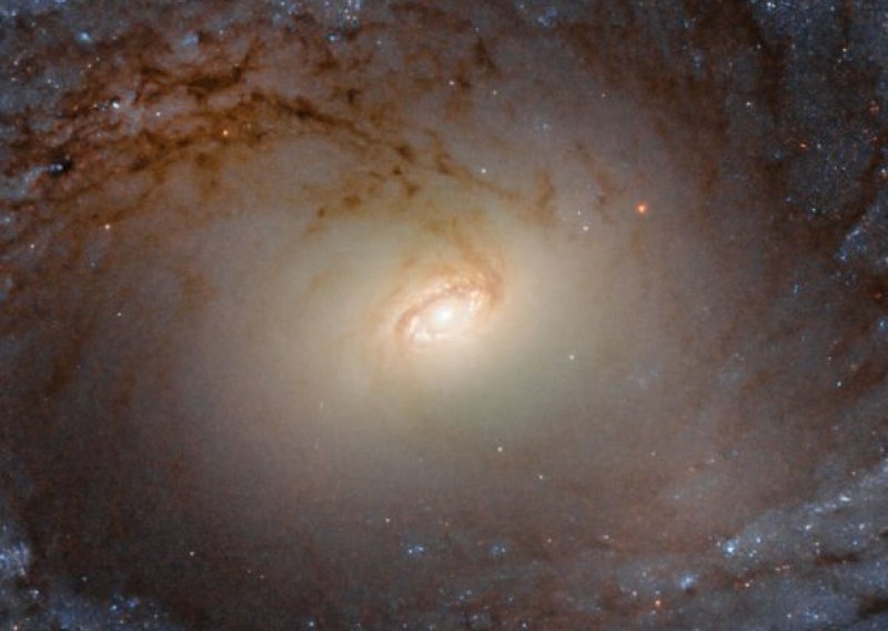 NASA snimila udaljenu galaksiju sličnu našoj, izgleda kao leteći tanjur