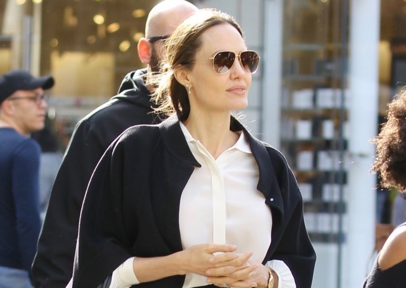Vjerna svom stilu: Angelina Jolie privlačila poglede u klasičnoj kombinaciji boja