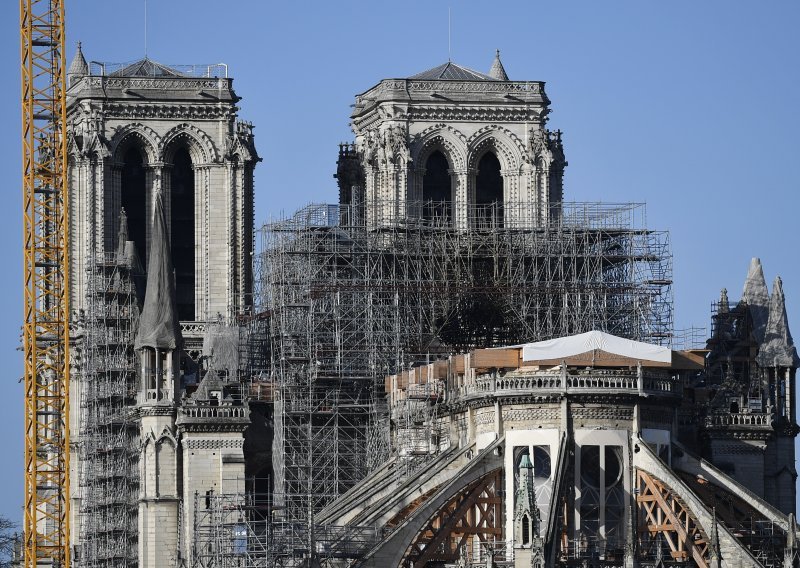 Notre Dame prvi put u 200 godina izvan upotrebe za Božić, misa za 2500 vjernika održana u cirkusu Gruss