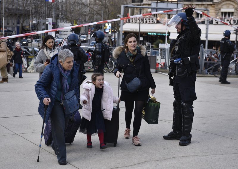 Francuzi i na Božić štrajkaju zbog mirovinske reforme, promet u kolapsu, Parižani i turisti do svojih destinacija pješače
