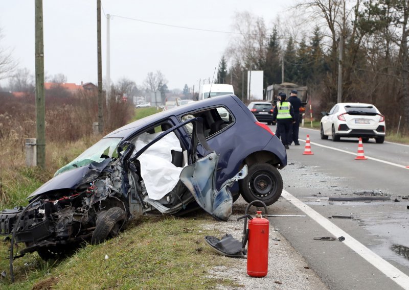 Stravičan sudar; automobilom prešao u suprotnu traku i podletio pod kamion