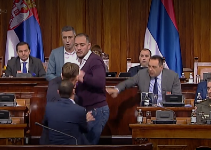 Opći metež u Skupštini Srbije: Naguravali se, umiješao se i ministar obrane Aleksandar Vulin