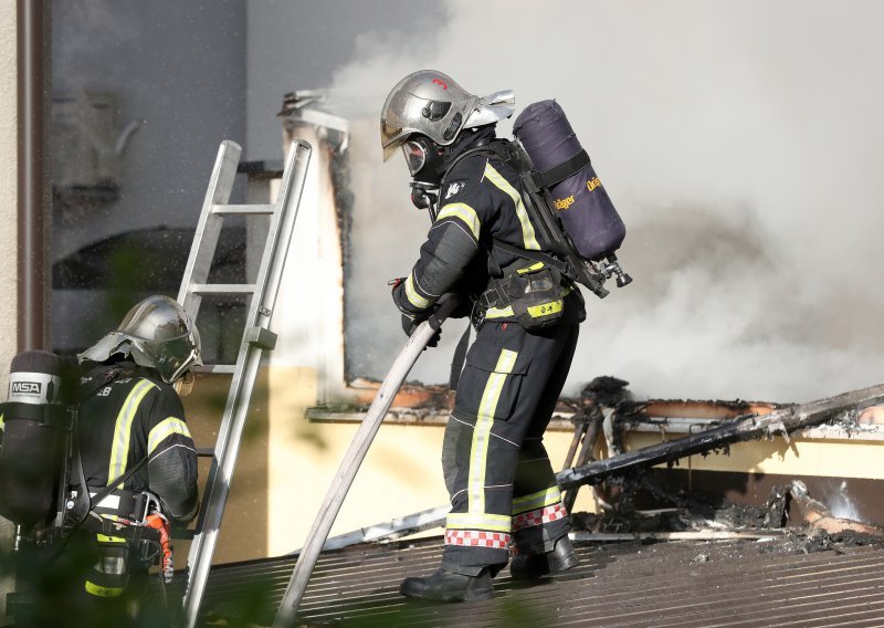 Vatrogasci u Zagrebu imaju sve više intervencija, razlog su zapaljeni božićni ukrasi i drvca. Ured za hitne situacije izdao upozorenje