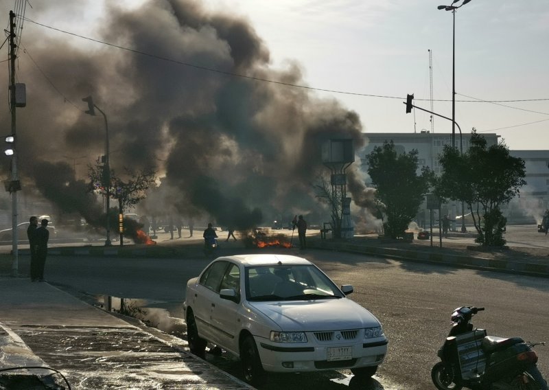 Raketirana baza u kojoj su američke snage, napadnuto i područje u kojem je američko veleposlanstvo