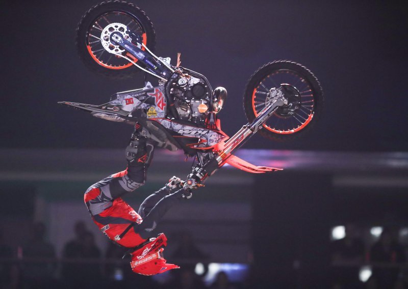 [FOTO] Adrenalinski spektakl: Pogledajte najluđe trikove na motorima i biciklima