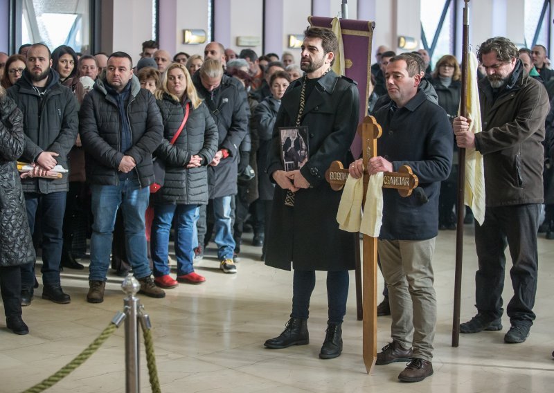 Dirljiv oproštaj od glumca osječkog HNK Aleksandra Bogdanovića: 'Pamtit ćemo te po svojoj spremnosti pomoći drugima'