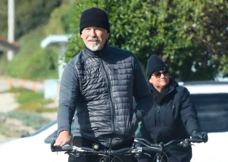 I Pierce Brosnan ima svoju slabu točku: Zbog ovog je automobila sišao s bicikla i zatražio suprugu da ga uslika