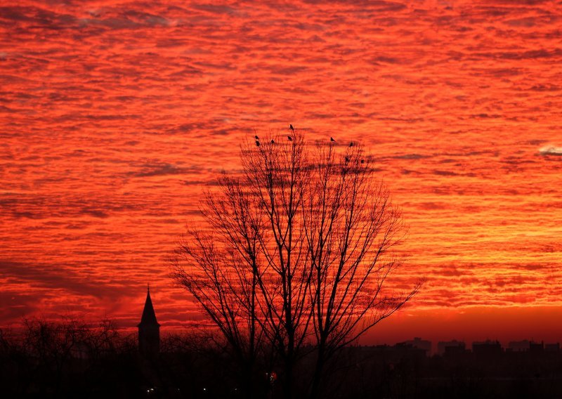 [FOTO] Pogled koji oduzima dah; pogledajte impresivan izlazak sunca u Zagrebu posljednjeg dana 2019.