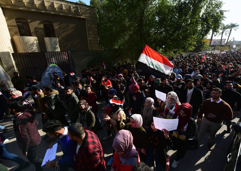 Prosvjednici pred američkom ambasadom u Bagdadu