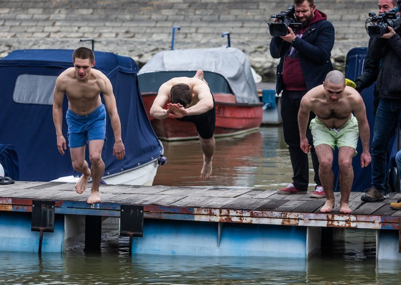 [FOTO] Kupanjem u hladnoj Dravi ispratili Staru godinu