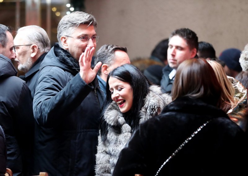 [FOTO] Plenković izišao na kavu u grad; evo s kim se družio na zagrebačkoj špici