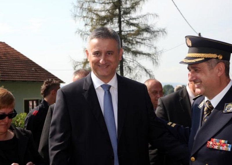 Gdje je nestao Karamarko dok se ministri brčkaju?