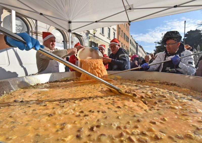 [VIDEO/FOTO] Puljani ususret Novoj godini pripremili fritaju od 2020 jaja