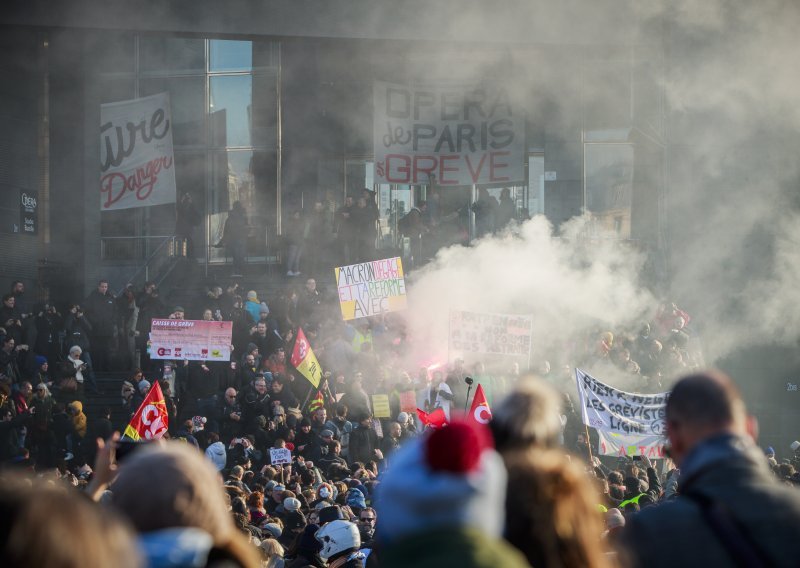 Macron ne popušta, želi da Francuzi rade dvije godine više