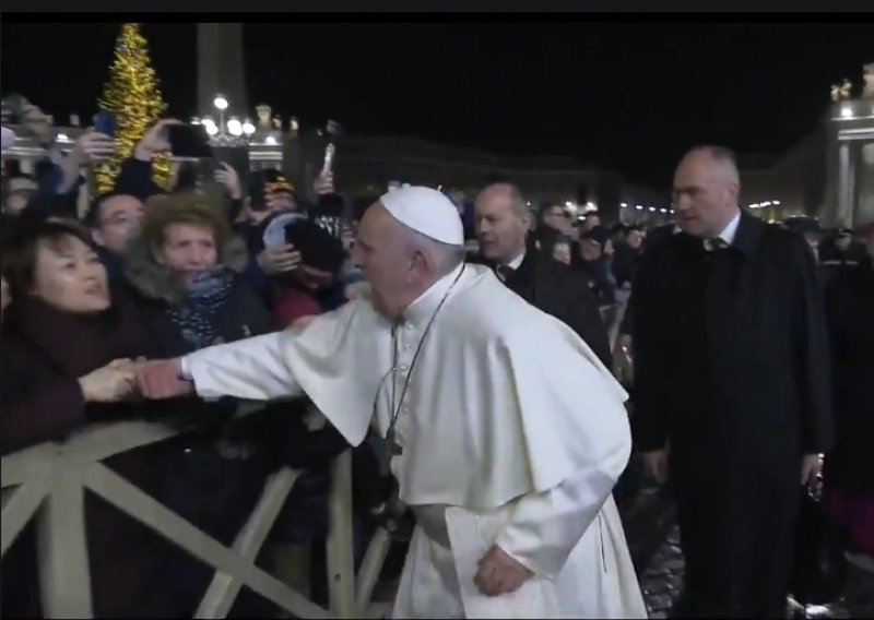 Nakon incidenta s udaranjem žene po ruci, Papa poljubio časnu sestru