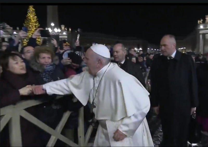 Papa Franjo se ispričao zbog udaranja žene