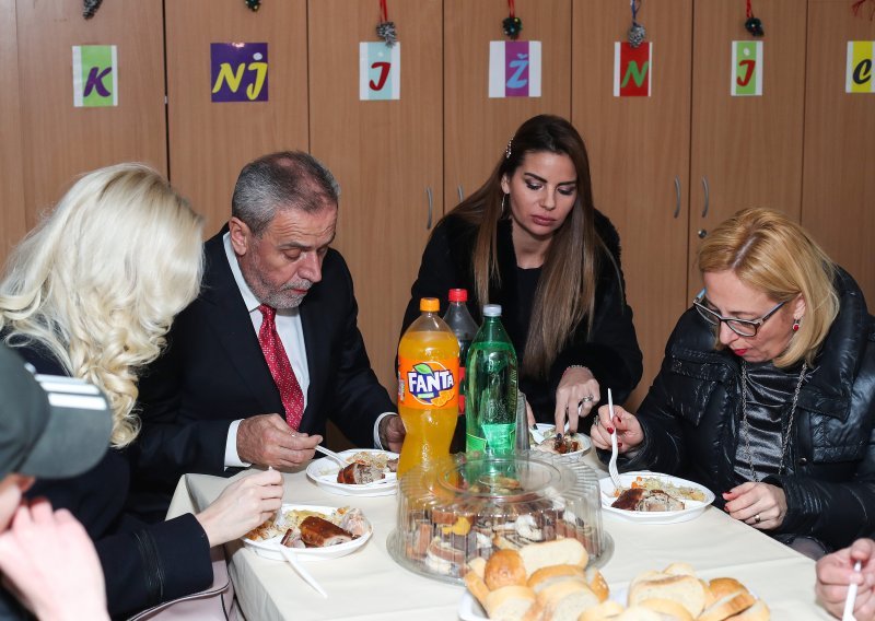 [VIDEO/FOTO] Bandić u novogodišnjem obilasku posjetio prenoćište Crvenog križa, zavod za hitnu medicinu, vatrogasce...