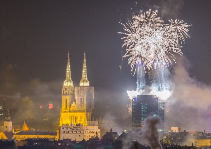 [VIDEO/FOTO] Pogledajte kako se na hrvatskim trgovima dočekala Nova 2020.