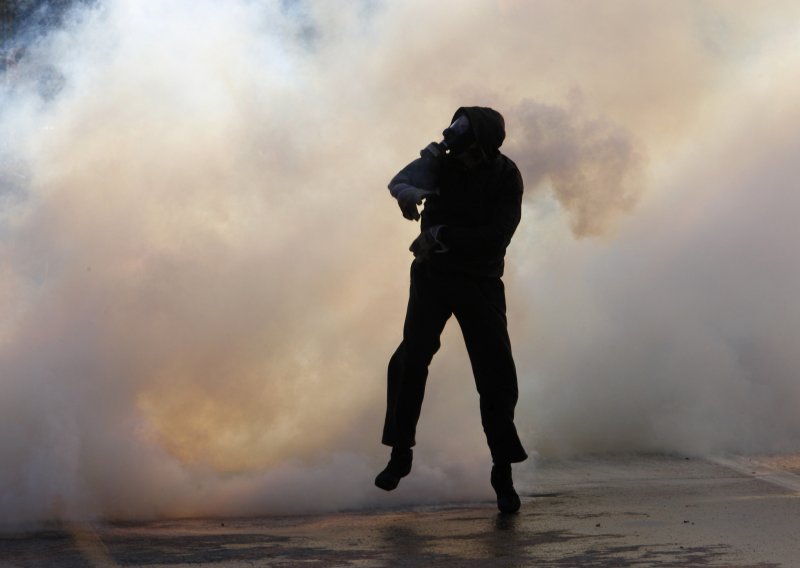 U Puli bacio molotovljev koktel na klub pun ljudi