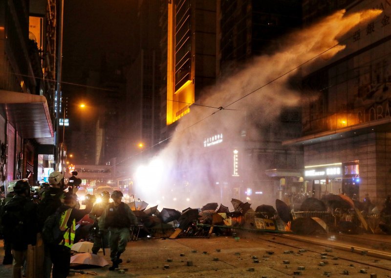 Deseci uhićenih u novim prosvjedima u Hong Kongu