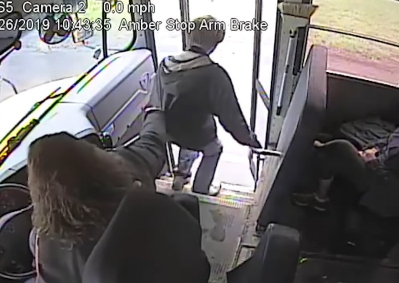 Vozačica autobusa zgrabila dječaka i spasila mu život