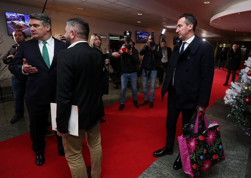 Je li to moguće!? Grabar Kitarović nakon skandala savjetnike ostavila kod kuće