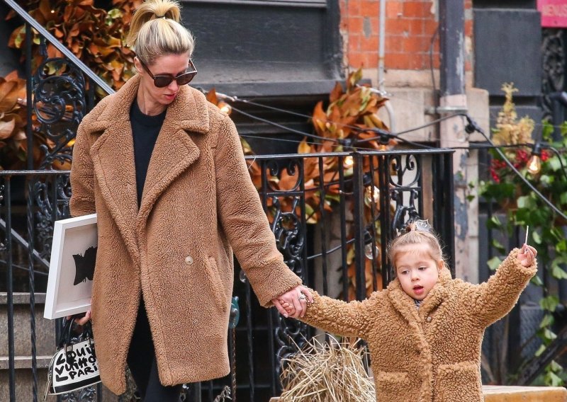 Modno usklađene slavna mama i kćerkica: U istim kaputima kojih se ove sezone ne možemo zasititi