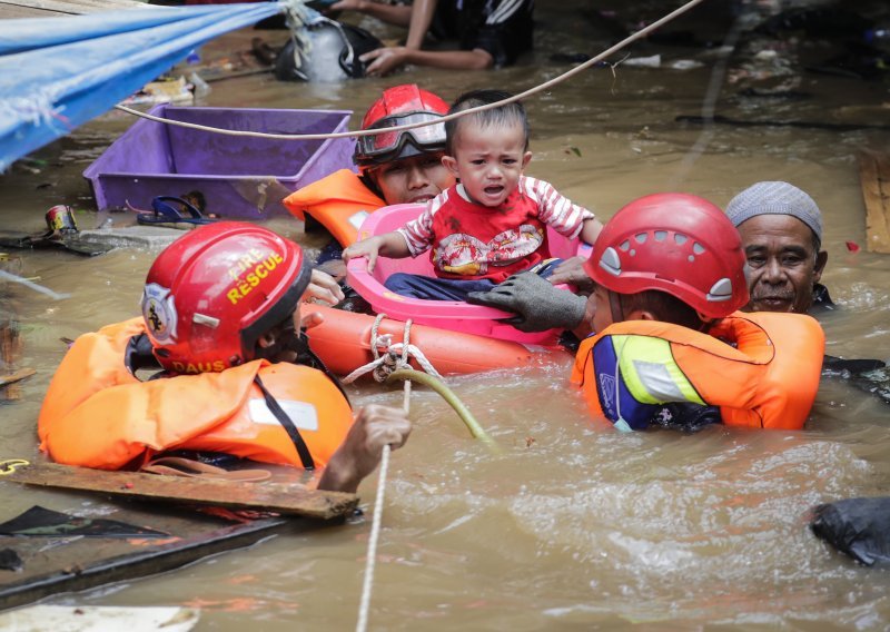 U poplavama u Indoneziji 53 poginulih i 175.000 raseljenih