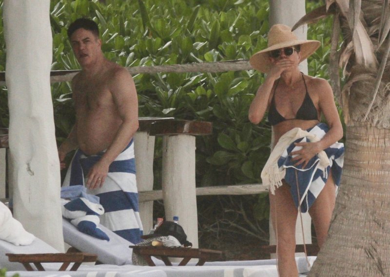 Samo prijatelji ili nešto više: Jennifer Aniston uskočila u bikini, no pažnju je privukao muškarac u njezinom društvu