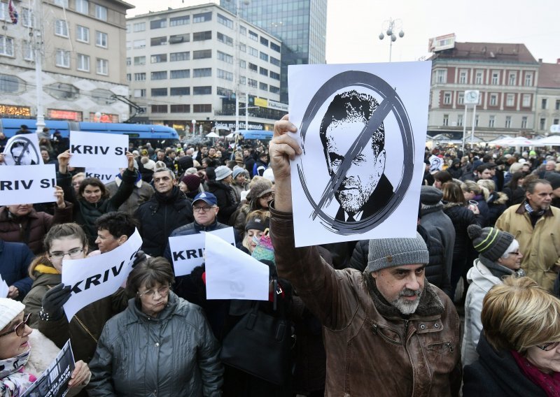 Tisuće ljudi na prosvjedu protiv gradonačelnika: Bandiću, kriv si, odlazi!