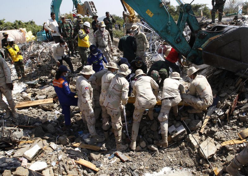 U urušavanju zgrade u Kambodži poginulo 36 ljudi, a 23 spašeno iz ruševina