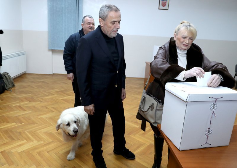 [FOTO/VIDEO] Već sad su gužve u Mostaru, a među prvima je u Zagrebu opet glasao Milan Bandić u društvu supruge i psa