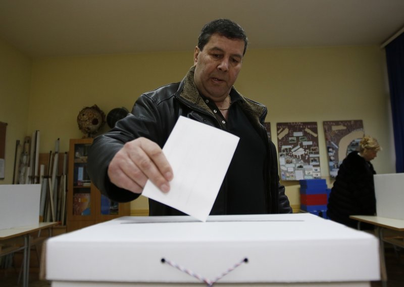 [FOTO/VIDEO] Oglasio se DIP: Kasnilo samo jedno biračko mjesto, u Mostaru redovi i prije otvaranja