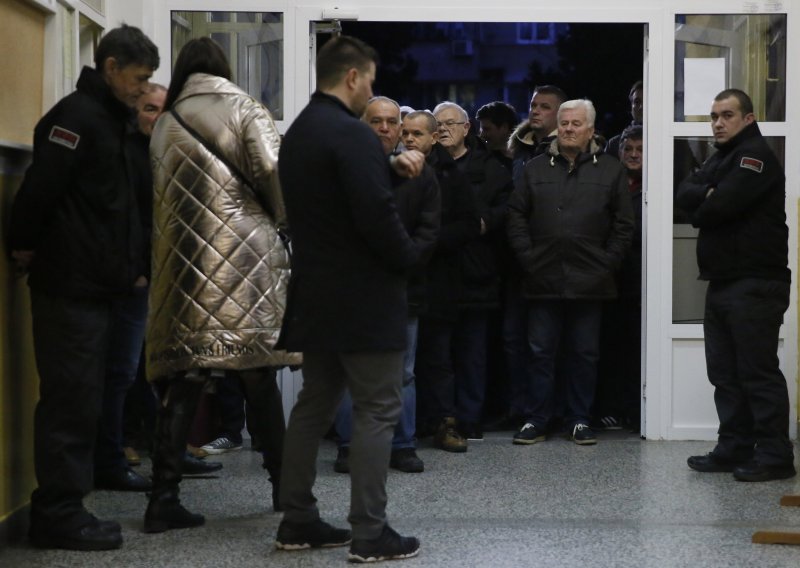 Birači u Mostaru i dalje u redovima čekaju na glasanje za predsjednika Hrvatske