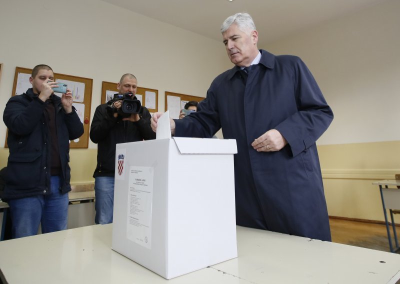 U Mostaru se očekuju još veće gužve, HDZ-ovci potvrdili da voze birače na birališta u Hercegovini