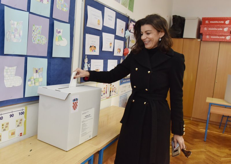 [FOTO/VIDEO] Josipa Rimac, Bernardić, Jandroković... Pogledajte tko se sve od političara već pojavio na biralištima