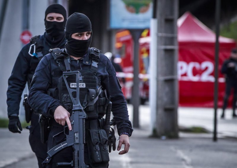 Francuski policajci svladali muškarca koji je mahao nožem i vikao 'Allahu Akbar'