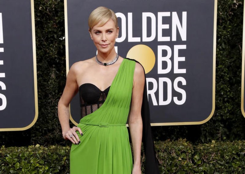 Charlize Theron rasplakala se na pozornici tijekom dodjele nagrada