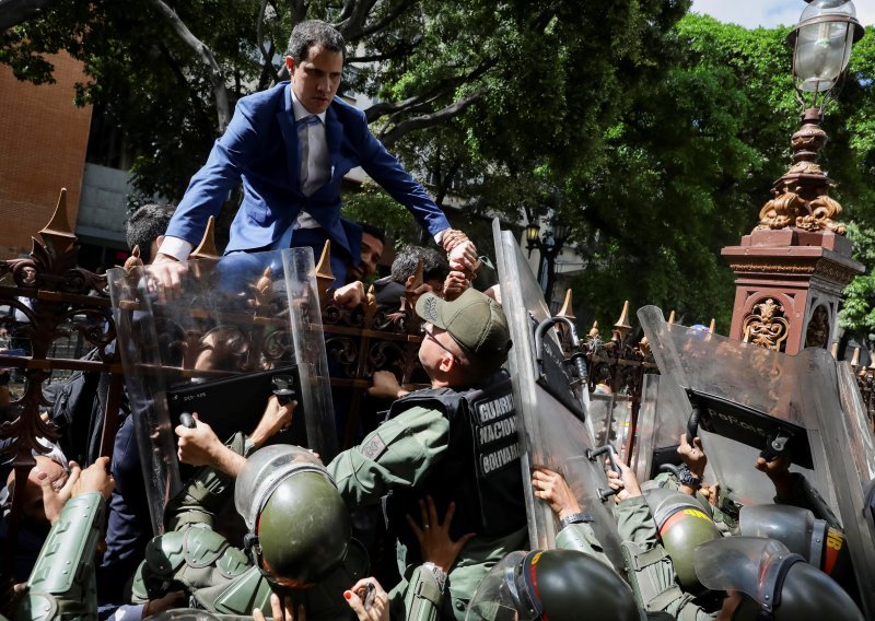 Vladajući silom zauzeli parlament, oporba 'na ulici' ponovno izabrala Guaidoa