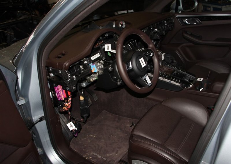 Porsche ukraden na Srebrnjaku pronađen u Dubravi, djelomično rastavljen