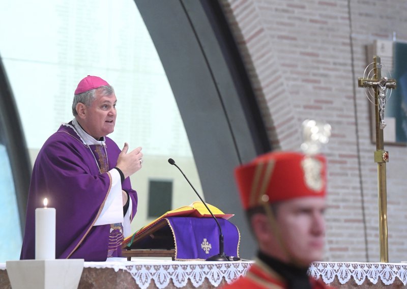 Biskup Košić: Zemaljskim vladarima ne smije biti poniženje pokloniti se Djetetu Isusu