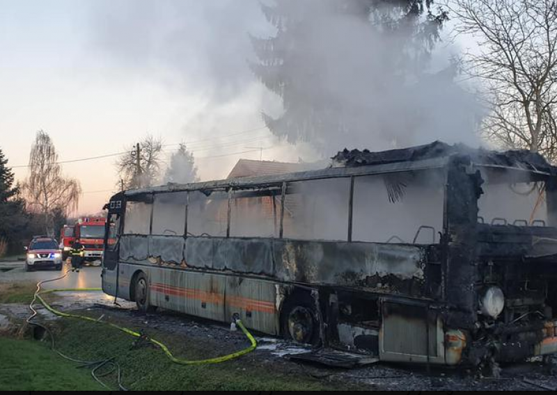 Izgorio školski autobus kod Garešnice; vozač: Brzo, svi van!