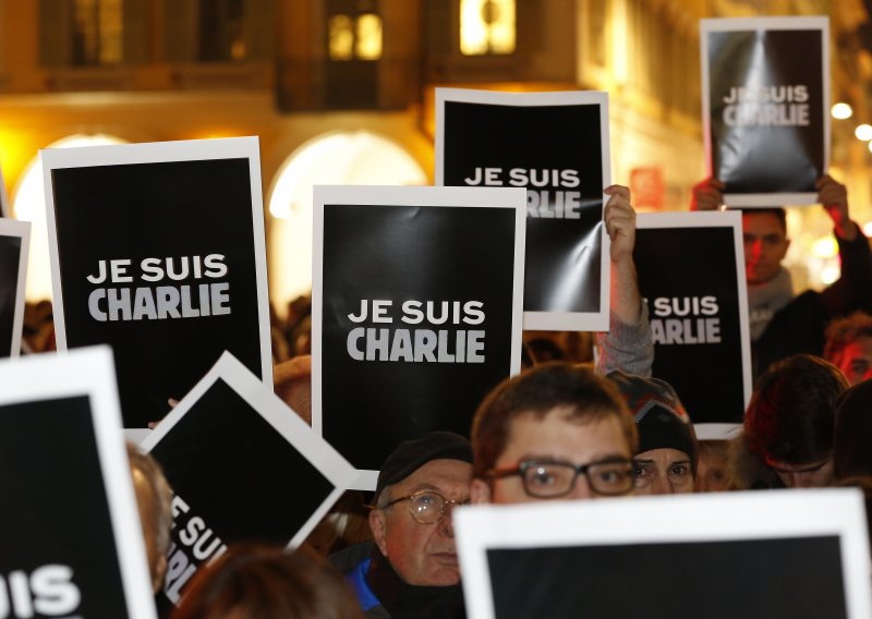 Francuzi na obljetnicu masakra u Charlie Hebdou imaju priliku upoznati novinare toga magazina