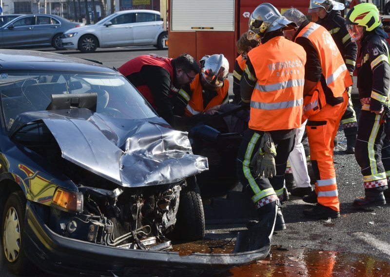 Sudar u Zagrebu: Vatrogasci izvlačili ozlijeđeni par iz automobila